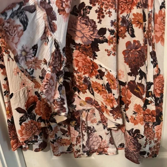 Floral faux wrap high-low/midi skirt with ruffles and ties - Picture 5 of 12